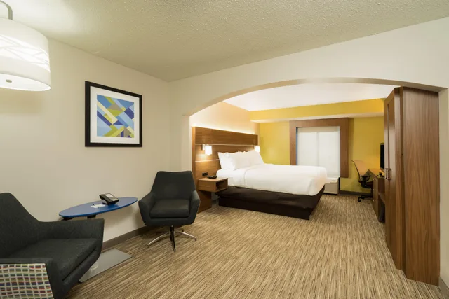 غرفة بسرير كينج لذوي الإعاقة، Holiday Inn Express Hotel Suites Louisville East 2/4