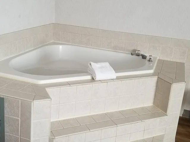 جناح بسرير كينج بحوض جاكوزي، Quality Inn Port Orchard, WA 10/10