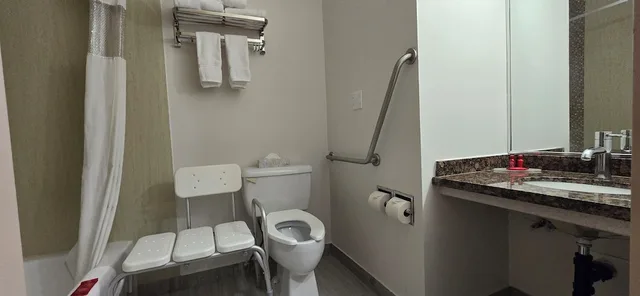 غرفة قياسية بسرير كوين لذوي الإعاقة، SureStay by Best Western Richmond Vancouver Airport 3/3