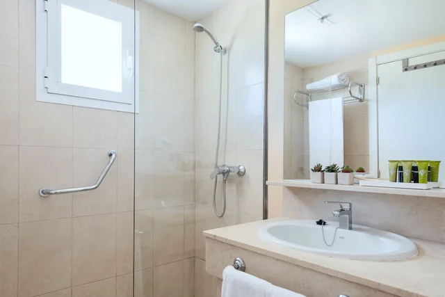 شقة سوبيريور بسريرين منفصلين بإطلالة على المسبح بشرفة مع أريكة، Olive Beach Apartments 8/10