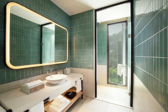 غرفة بسرير كينج بشرفة، Hilton Burau Bay Langkawi Resort 6/20