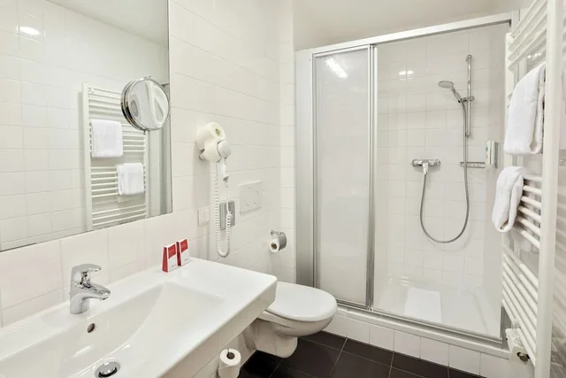 Room, King Bed, Courtyard View, Four Points Flex by Sheraton Vienna Hauptbahnhof 5/5