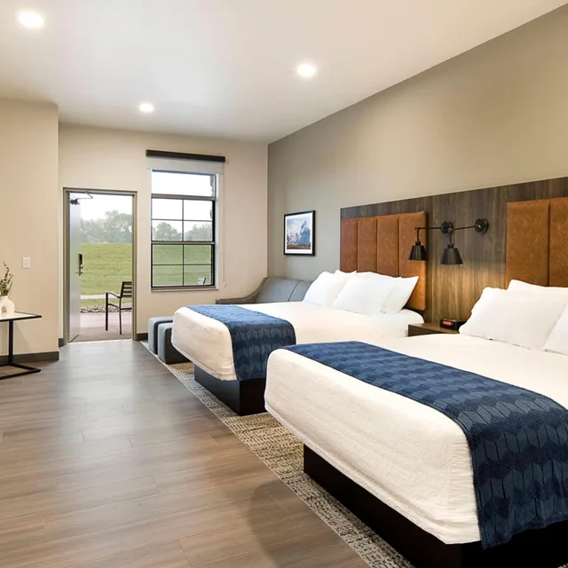 Junior Suite, Balcony, Clubhouse Hotel Suites Sioux Falls 1/3