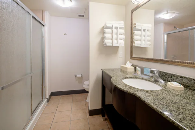 Room, 2 Queen Beds, Hampton Inn and Suites-Bakersfield/Hwy 58, CA 3/4