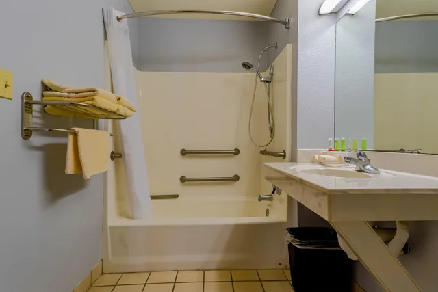 غرفة بريميوم بسرير كينج، Oyo Hotel Yoakum West 9/9