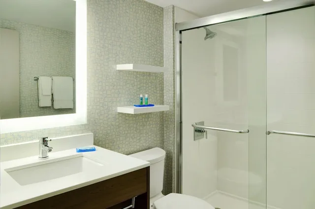 Standard, King Bed, Extra Floor Space، Holiday Inn Express Toronto Downtown 9/9