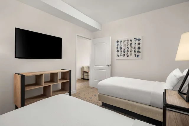 جناح بريميوم بسرير كينج وسريرين منفصلين بحوض استحمام، The Cassara Carlsbad Tapestry Collection By Hilton 3/5