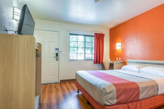 غرفة بسرير كوين، Motel6 Pomona, CA - Los Angeles 3/10