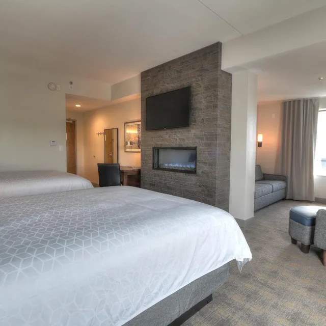 جناح بسريرين كوين بغرفة نوم واحدة مع أريكة، Holiday Inn & Suites Pigeon Forge Convention Center (ex Econo Lodge Hotel) 2/6