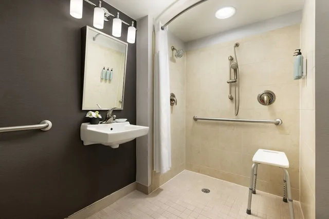 غرفة بسريرين مزدوجين بإطلالة على المدينة في طابق مرتفع، Courtyard by Marriott Atlantic City Beach Block 5/7
