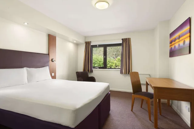 غرفة بسرير مزدوج بإطلالة على البحيرة، Days Inn by Wyndham Kendal Killington Lake 1/6