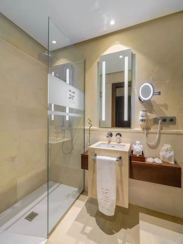 Senior, Suite, Single, King Bed، Gf Victoria 3/4