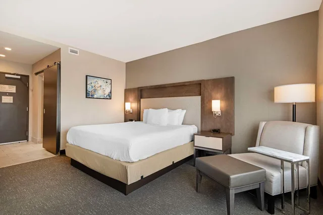 غرفة بسرير كينج، Best Western Plus Executive Residency Rigby's Water World Hotel 2/4