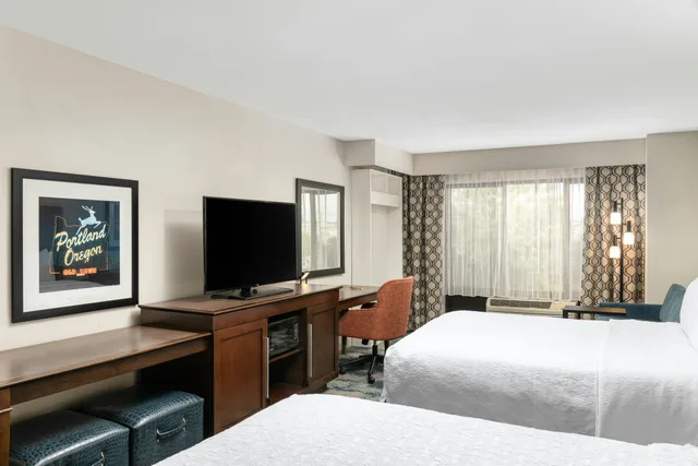 غرفة بسريرين كوين مع أريكة، Hampton Inn Portland East 2/2