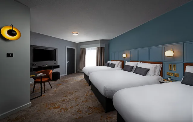 Suite, Single, 2 Double Beds, River View، Leonardo Hotel Galway 3/4