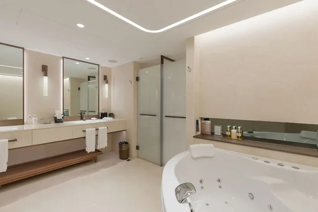 King Bed, Club Lounge Access, New World Millennium Hong Kong 2/3