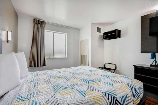 1 Queen Bed - Mob Acc RI Shwr Nsmk Micfridg، Motel6 San Antonio, TX - Sea World North 7/10