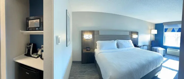 Standard, Double Bed, Holiday Inn Express & Suites Marquette, an IHG Hotel 2/2
