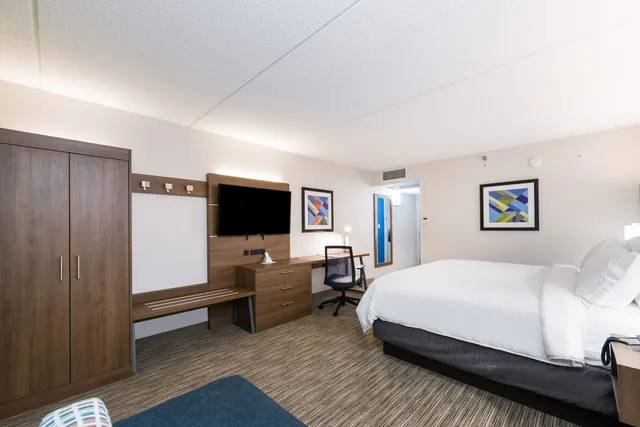 غرفة بسرير كينج، Holiday Inn Express Naperville 1/5