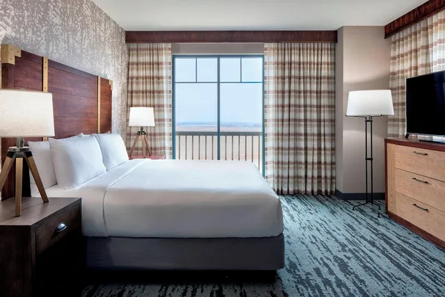 غرفة بسرير كينج بإطلالة على الجبل مع أريكة لذوي الإعاقة، Gaylord Rockies Resort & Convention Center 2/3