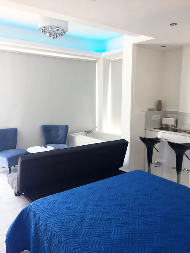 Honeymoon, Studio, Queen Bed, Jetted Tub, Courtyard Area، Nissi 49 Apartments 1/3
