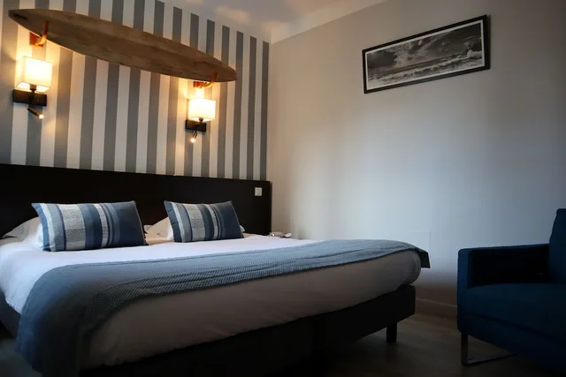 غرفة رباعية بسرير كوين بإطلالة على الفناء مع أريكة، Hotel Florida 3/6