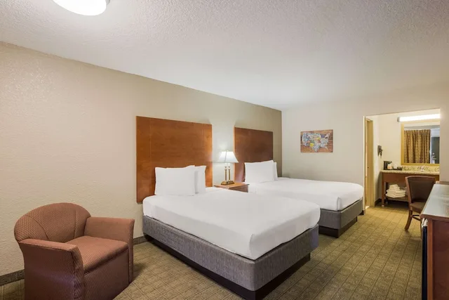 غرفة قياسية بسريرين كوين، Econo Lodge Vidalia, GA 3/4