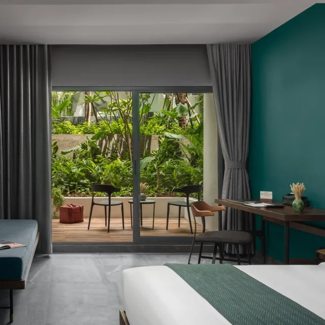 غرفة ديلوكس بإطلالة على الحديقة بشرفة، Baitong Hotel And Resort Phnom Penh 3/4