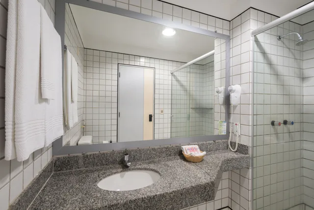 غرفة بسريرين منفصلين وسرير كوين بإطلالة على المسبح، Brisamar Hotel 4/4