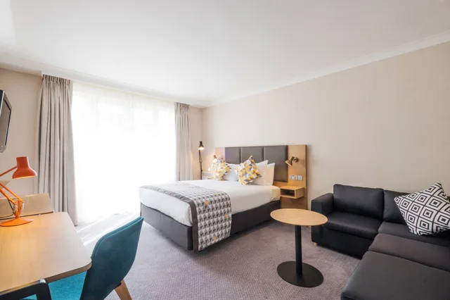 غرفة بريميوم بسرير كوين مع أريكة، Holiday Inn Farnborough by IHG 9/10