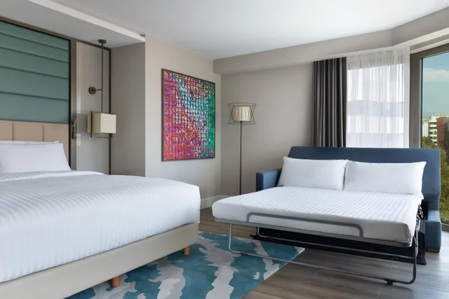 غرفة تنفيذية ركنية بسرير كينج بإطلالة على المدينة مع دخول الصالة، Izmir Marriott 2/6