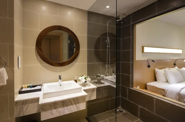 غرفة ديلوكس بسرير كينج بإطلالة على البحر، Starcity Bayfront Nha Trang Hotel 7/8