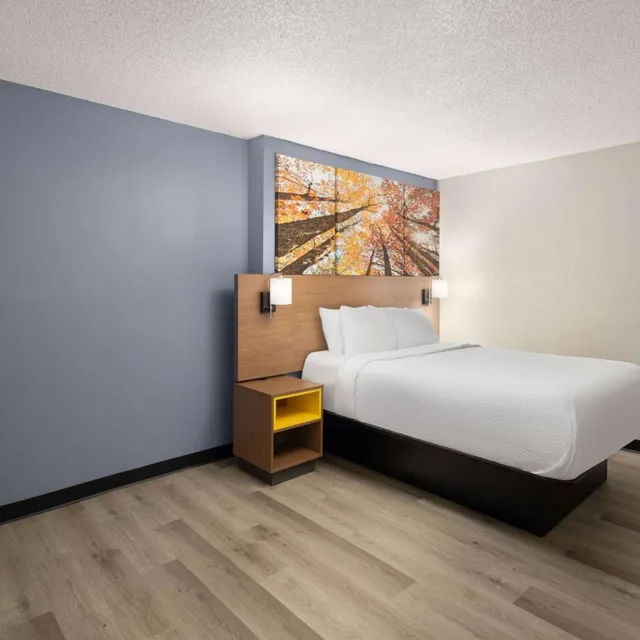 جناح ديلوكس بسرير كوين، Days Inn & Suites by Wyndham Green Bay WI. 1/7