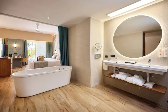 جناح إليت كلوب بسرير كينج بإطلالة على البحر، Riu Palace Bavaro - All Inclusive 2/2