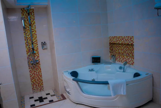 Suite, King Bed, Hot Tub, Best Western Plus Paramount Hotel 4/4
