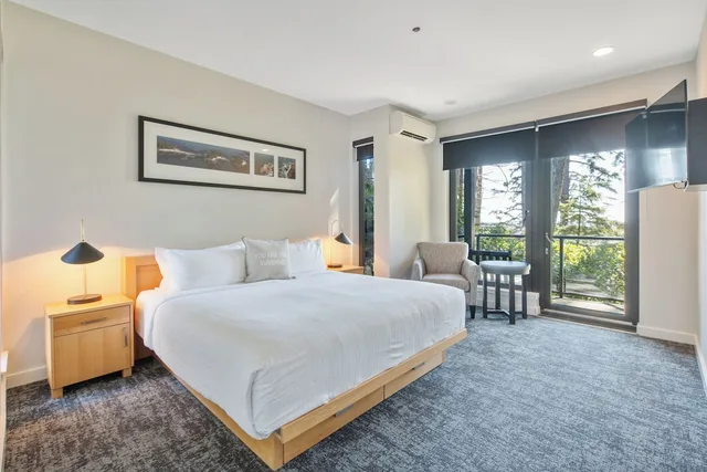 1 Bedroom, Lodge, King Bed, Sofa, Main Building، Black Rock Ocean Front Resort 1/2