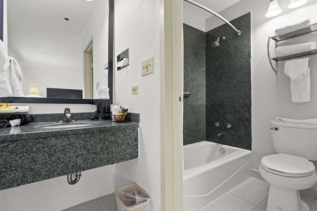 جناح بسرير كينج بحوض جاكوزي، Best Western Oakbrook Inn 4/5