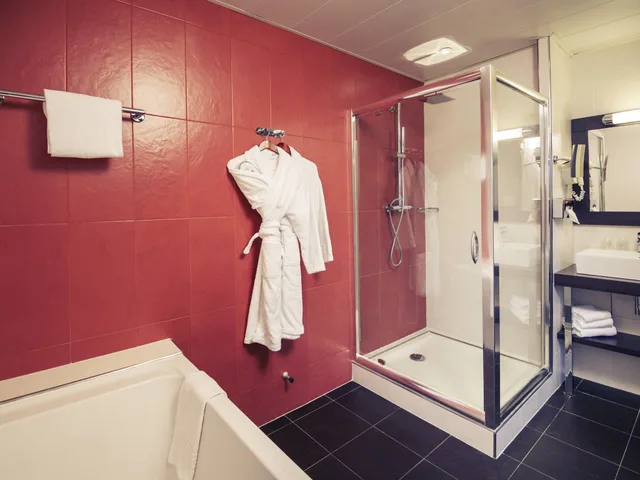 جناح، Mercure Maurepas Saint Quentin 2/3