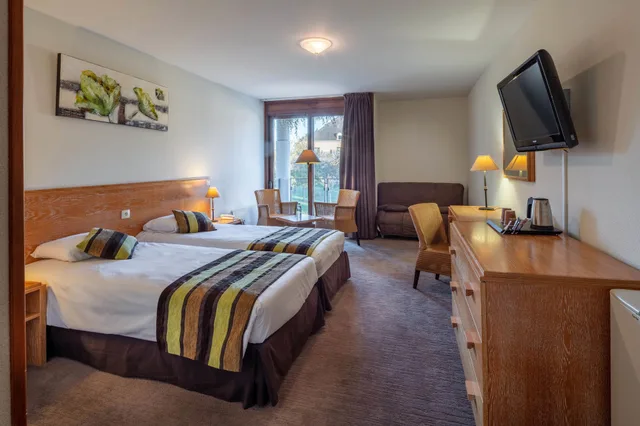 غرفة بسرير مزدوج بشرفة مع أريكة، Garrigae Manoir de Beauvoir 1/4