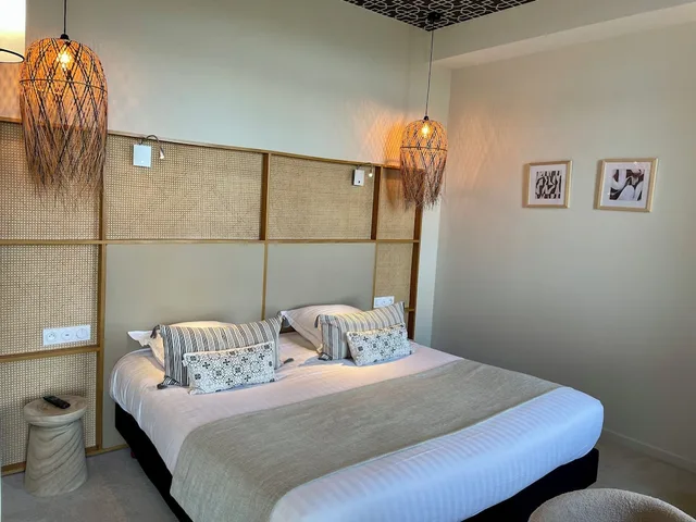 غرفة سوبيريور بسريرين منفصلين بإطلالة على البحر، Hotel Les Costans the Originals Relais 1/3
