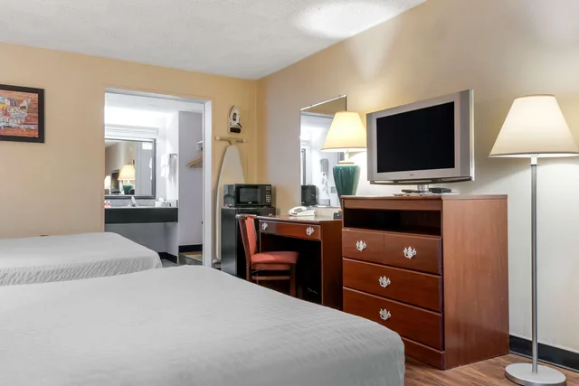 غرفة رباعية بسريرين كوين، Econo Lodge Cortland Downtown NY 1/5