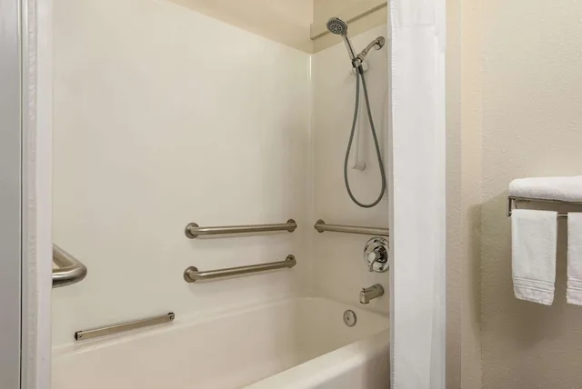 غرفة بسريرين كوين، Baymont Inn and Suites by Wyndham Swanton/Toledo Airport 3/3