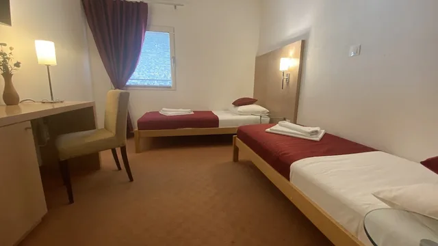 Standard, Twin Beds, Motel Deny 7/10