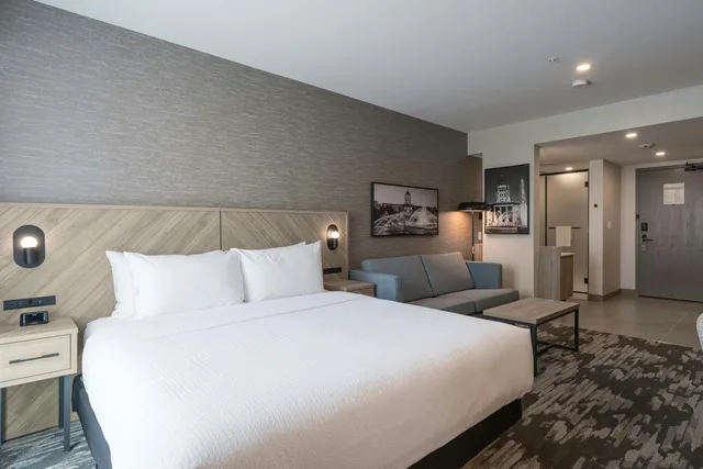 غرفة قياسية بسرير كينج مع أريكة، Sandman Signature Winnipeg Airport 3/8