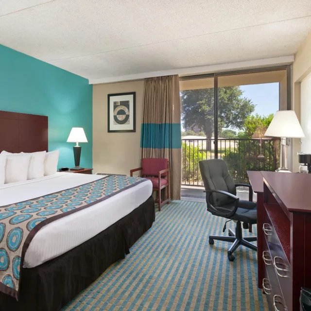 جناح عائلي بسرير كينج، Howard Johnson by Wyndham Arlington Ballpark / Six Flags 2/10
