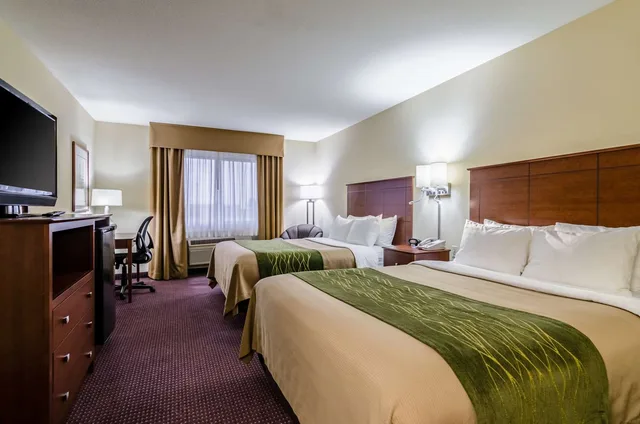 Room, 2 Queen Beds, Quality Inn & Suites Colby, KS 2/6
