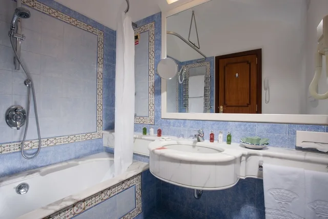 غرفة مفردة بشرفة، Grand Hotel De La Ville 5/7