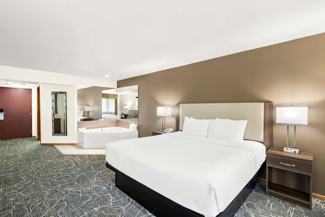 جناح بسرير كينج بجاكوزي، Best Western West Towne Suites 3/6