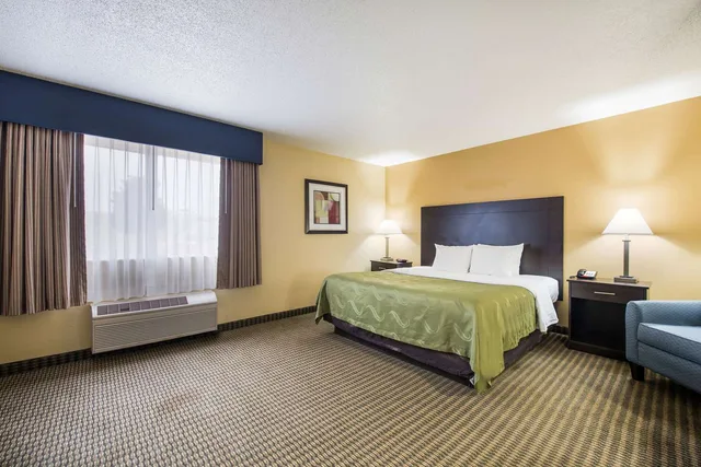 Room, King Bed, Quality Inn & Suites Menomonie 1/2