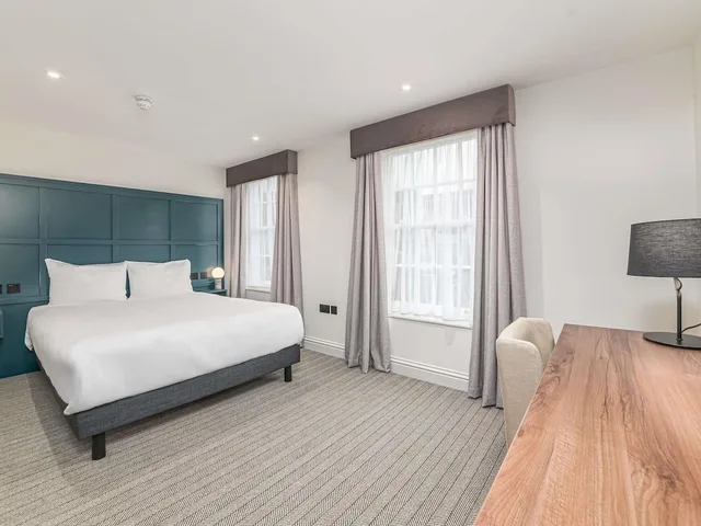 غرفة بريفيليج بسرير كينج، Mercure Salisbury White Hart Hotel 4/10